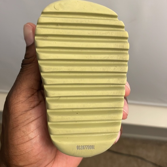 Yeezy Slides - Picture 3 of 4